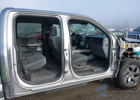 2024 Ford F-150 Lightning Flash z USA, uszkodzony, nr VIN 1FT6W3L72RWG21527